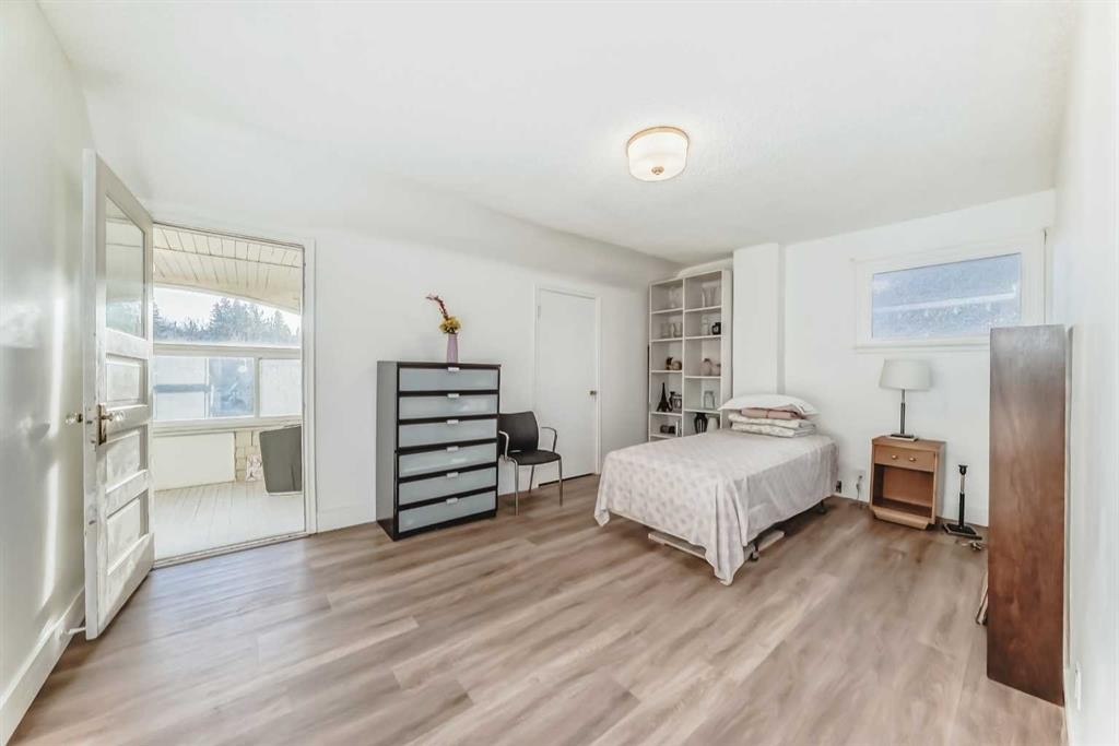 342 Superior Avenue Sw, Calgary, AB - Indoor Photo Showing Bedroom