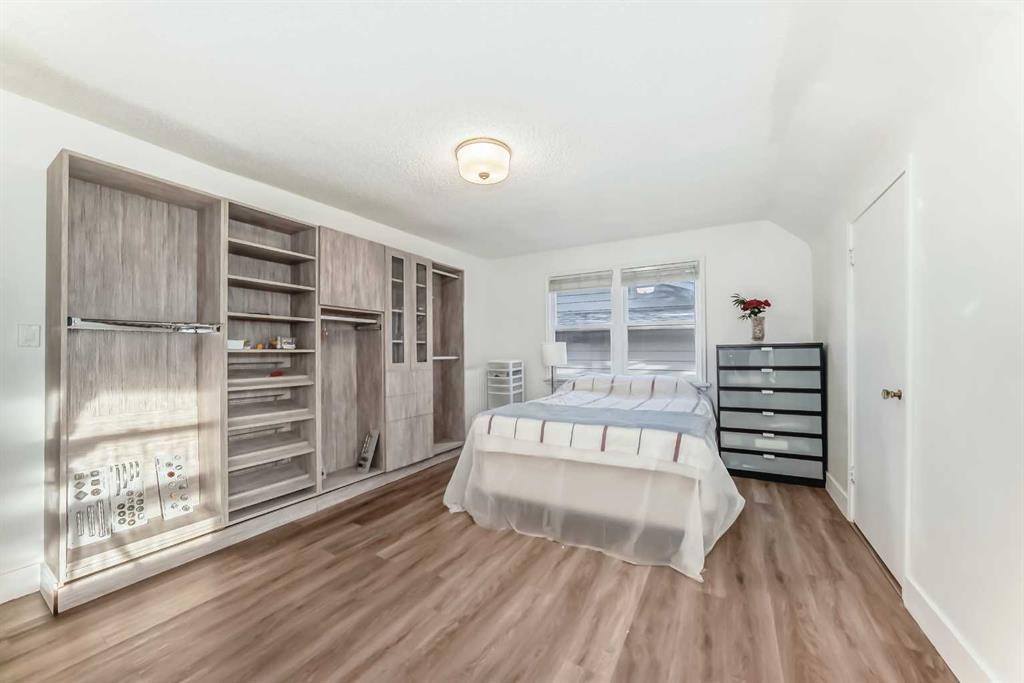 342 Superior Avenue Sw, Calgary, AB - Indoor Photo Showing Bedroom