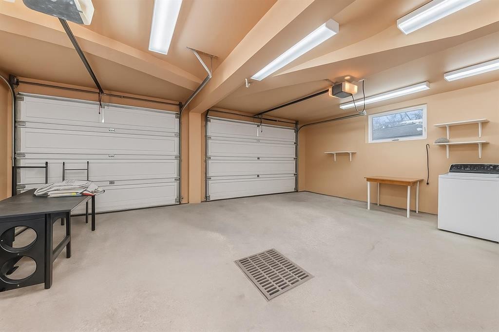 342 Superior Avenue Sw, Calgary, AB - Indoor Photo Showing Garage