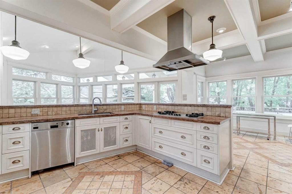 342 Superior Avenue Sw, Calgary, AB - Indoor Photo Showing Kitchen