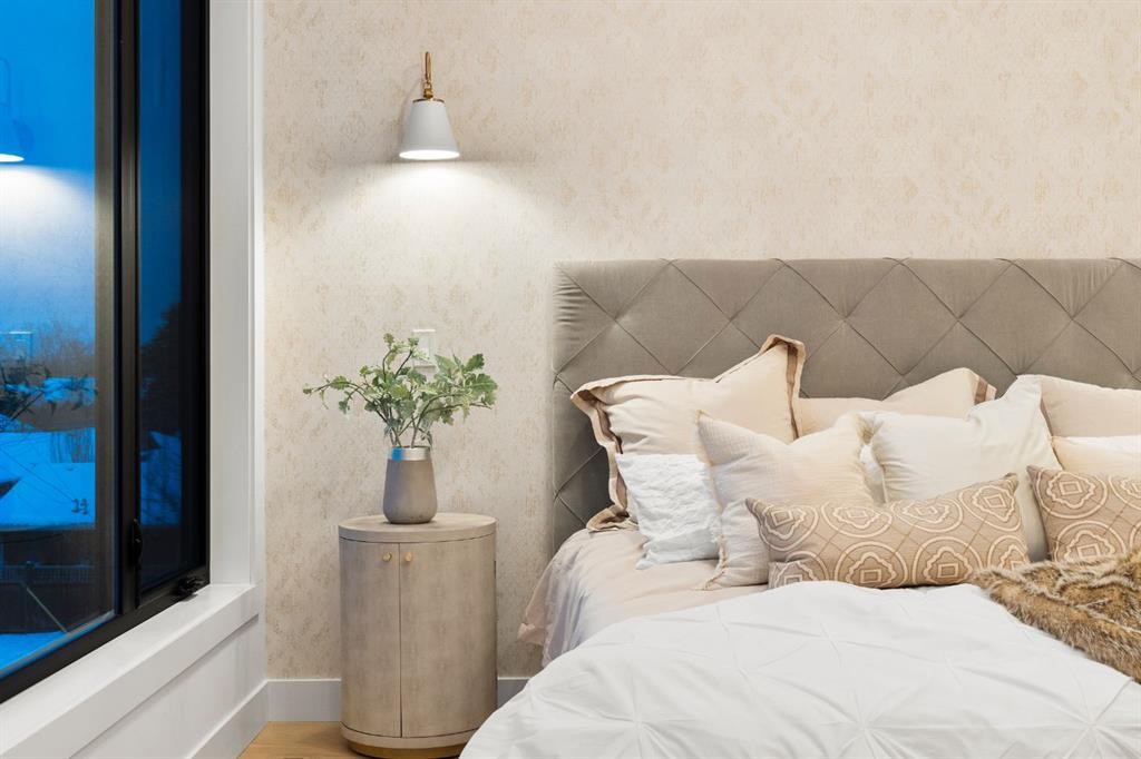 1904 48 Avenue Sw, Calgary, AB - Indoor Photo Showing Bedroom