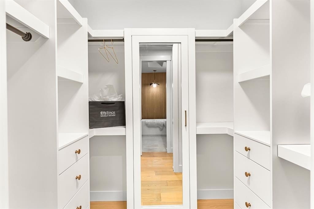 1904 48 Avenue Sw, Calgary, AB - Indoor With Storage