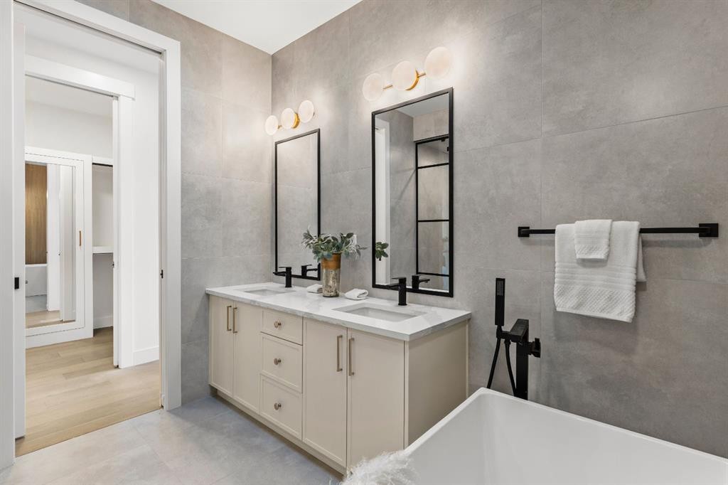 1904 48 Avenue Sw, Calgary, AB - Indoor Photo Showing Bathroom