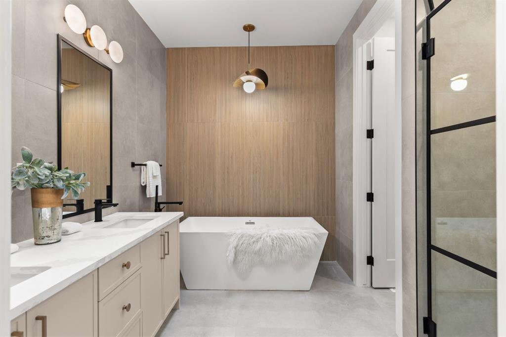 1904 48 Avenue Sw, Calgary, AB - Indoor Photo Showing Bathroom