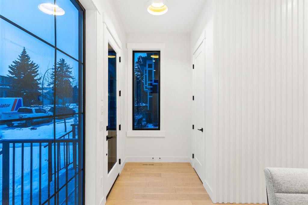 1904 48 Avenue Sw, Calgary, AB - Indoor Photo Showing Other Room