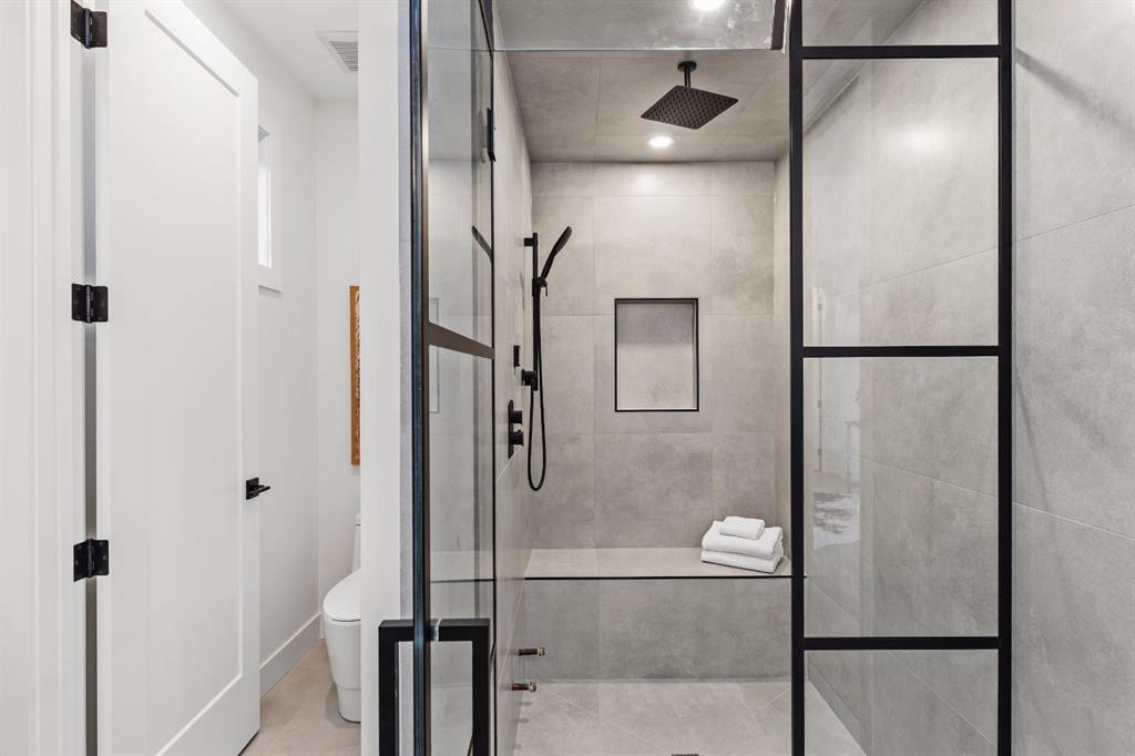 1904 48 Avenue Sw, Calgary, AB - Indoor