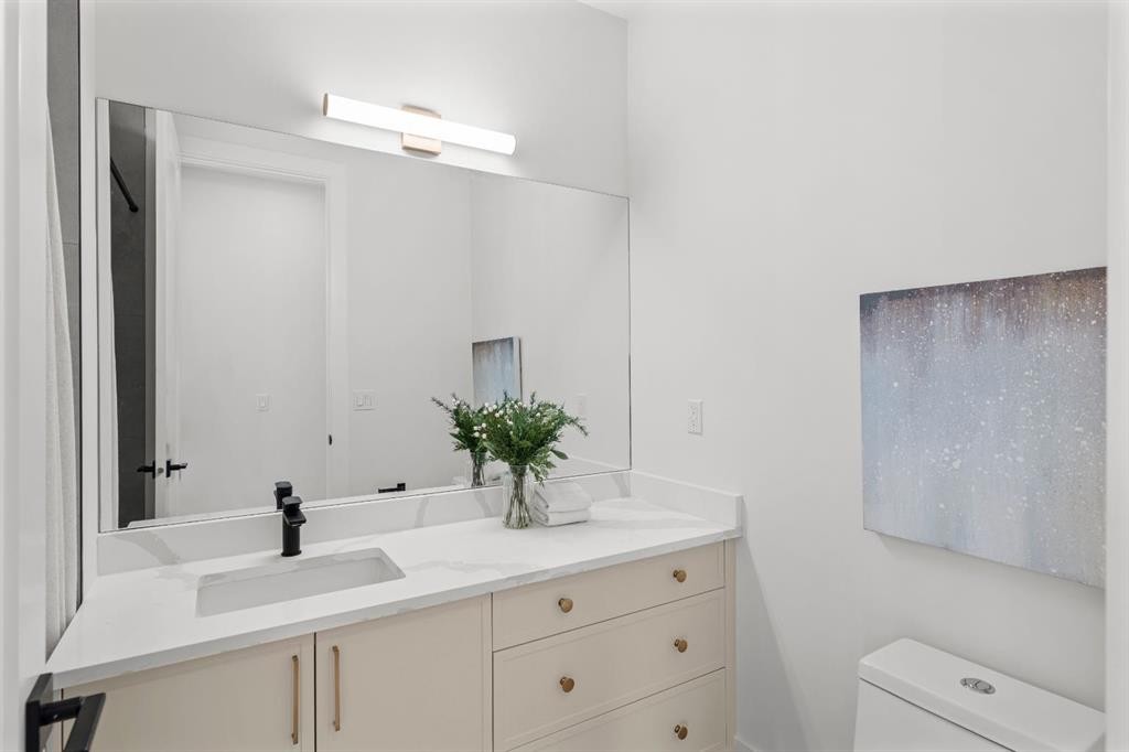 1904 48 Avenue Sw, Calgary, AB - Indoor Photo Showing Bathroom