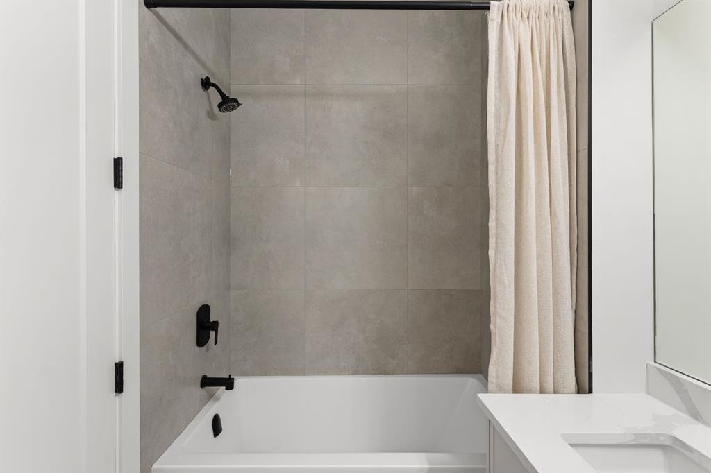 1904 48 Avenue Sw, Calgary, AB - Indoor Photo Showing Bathroom