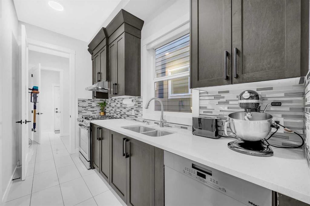 134 Corner Meadows Common Ne, Calgary, AB - Indoor Photo Showing Kitchen With Double Sink With Upgraded Kitchen