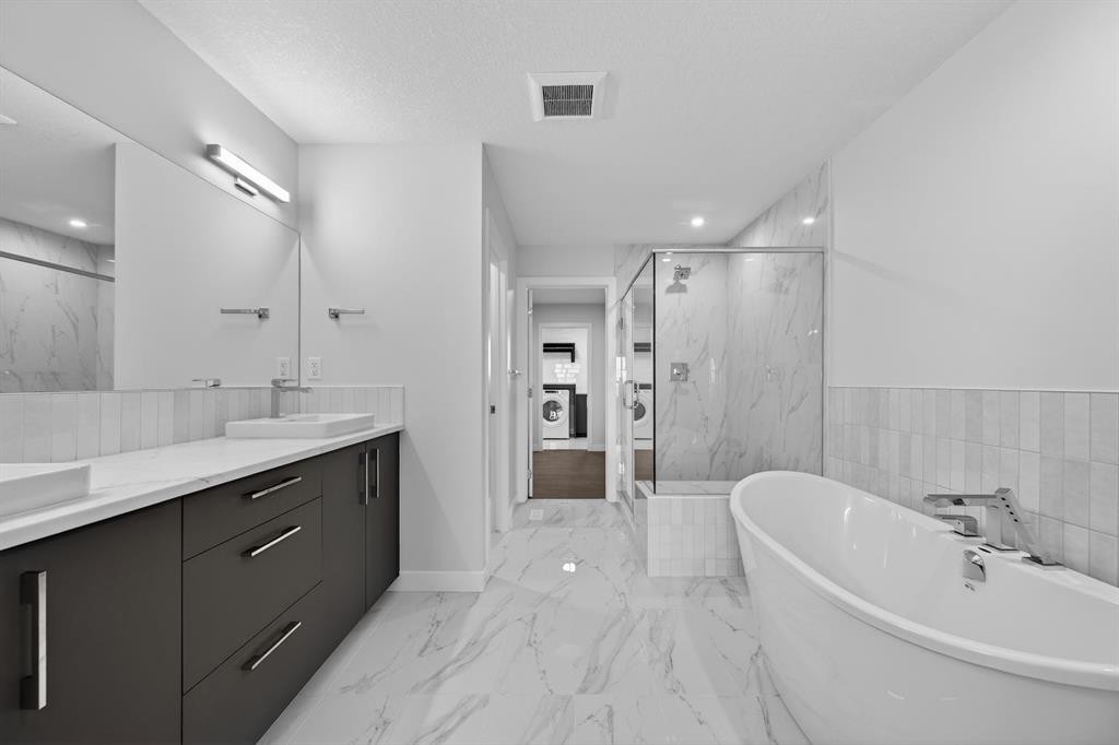 93 Walgrove Bay Se, Calgary, AB - Indoor Photo Showing Bathroom