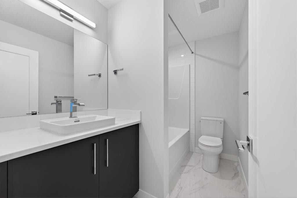 93 Walgrove Bay Se, Calgary, AB - Indoor Photo Showing Bathroom