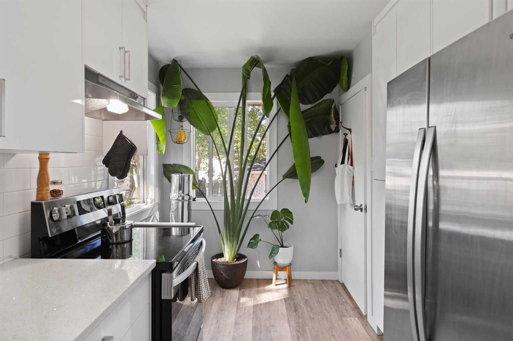 228 Lynnwood Drive Se, Calgary, AB - Indoor Photo Showing Kitchen With Stainless Steel Kitchen With Upgraded Kitchen