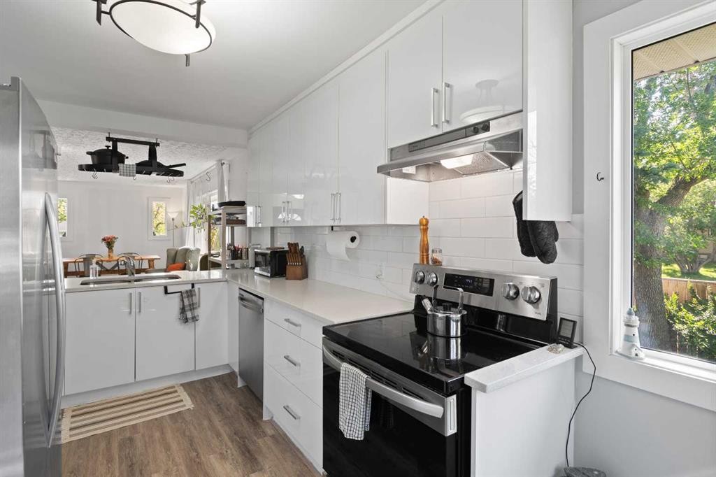 228 Lynnwood Drive Se, Calgary, AB - Indoor Photo Showing Kitchen