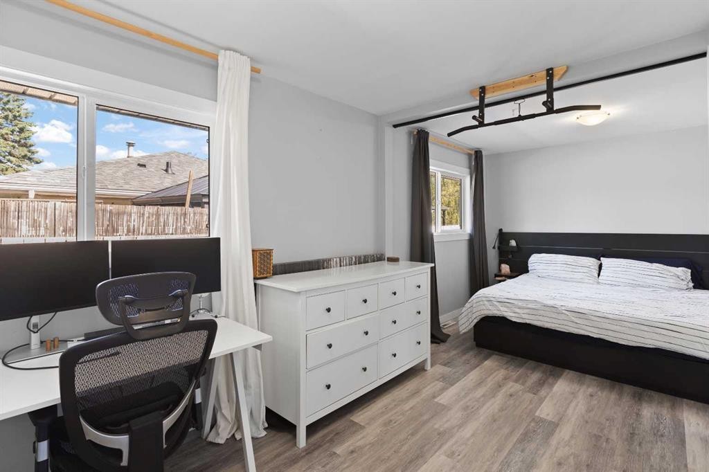 228 Lynnwood Drive Se, Calgary, AB - Indoor Photo Showing Bedroom