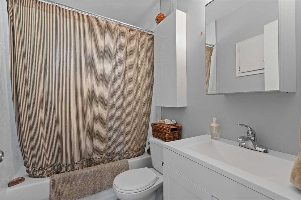 228 Lynnwood Drive Se, Calgary, AB - Indoor Photo Showing Bathroom
