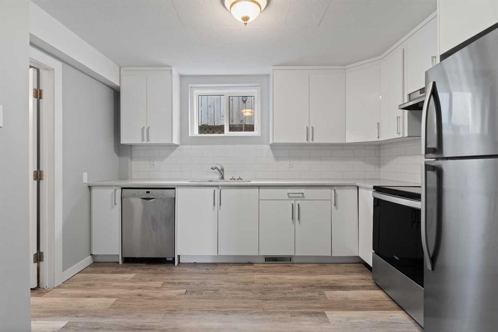 228 Lynnwood Drive Se, Calgary, AB - Indoor Photo Showing Kitchen With Stainless Steel Kitchen