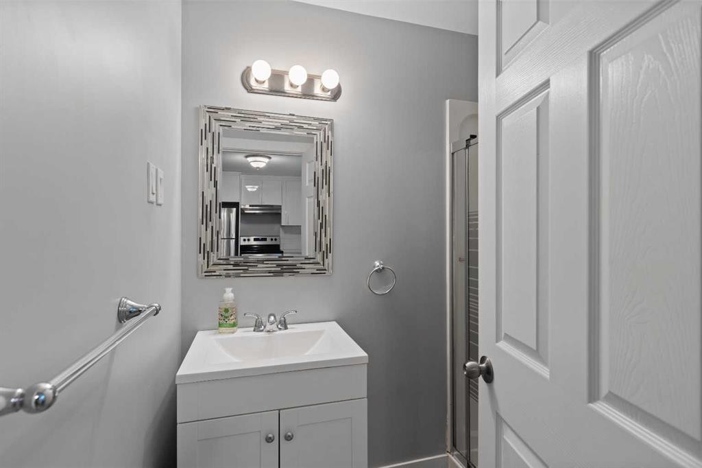 228 Lynnwood Drive Se, Calgary, AB - Indoor Photo Showing Bathroom