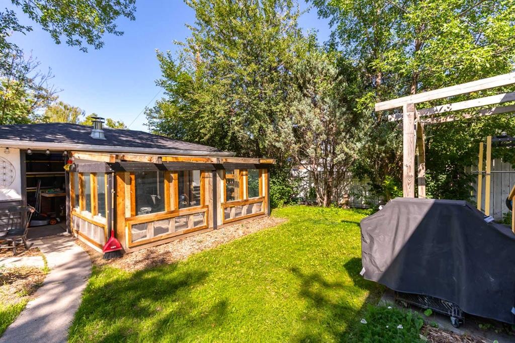 228 Lynnwood Drive Se, Calgary, AB - Outdoor