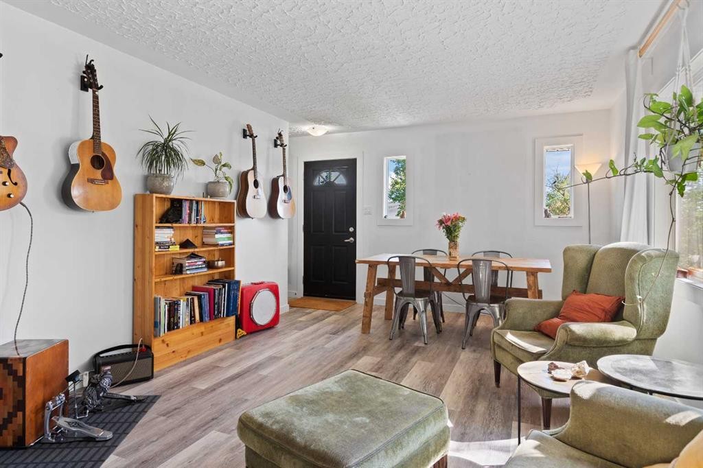 228 Lynnwood Drive Se, Calgary, AB - Indoor Photo Showing Living Room
