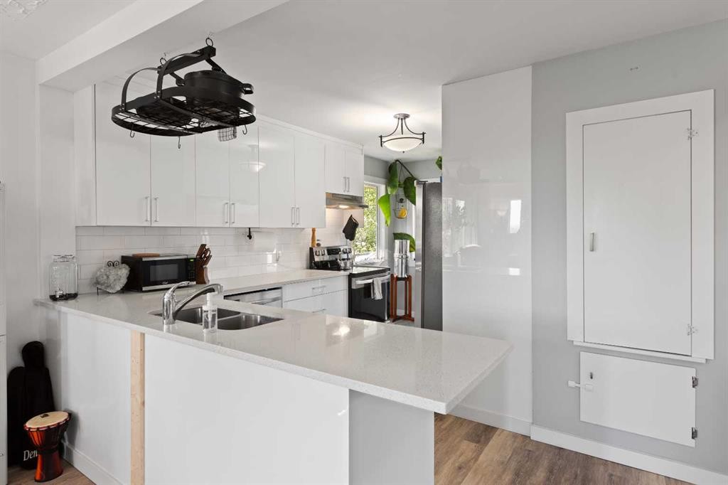228 Lynnwood Drive Se, Calgary, AB - Indoor Photo Showing Kitchen With Double Sink With Upgraded Kitchen
