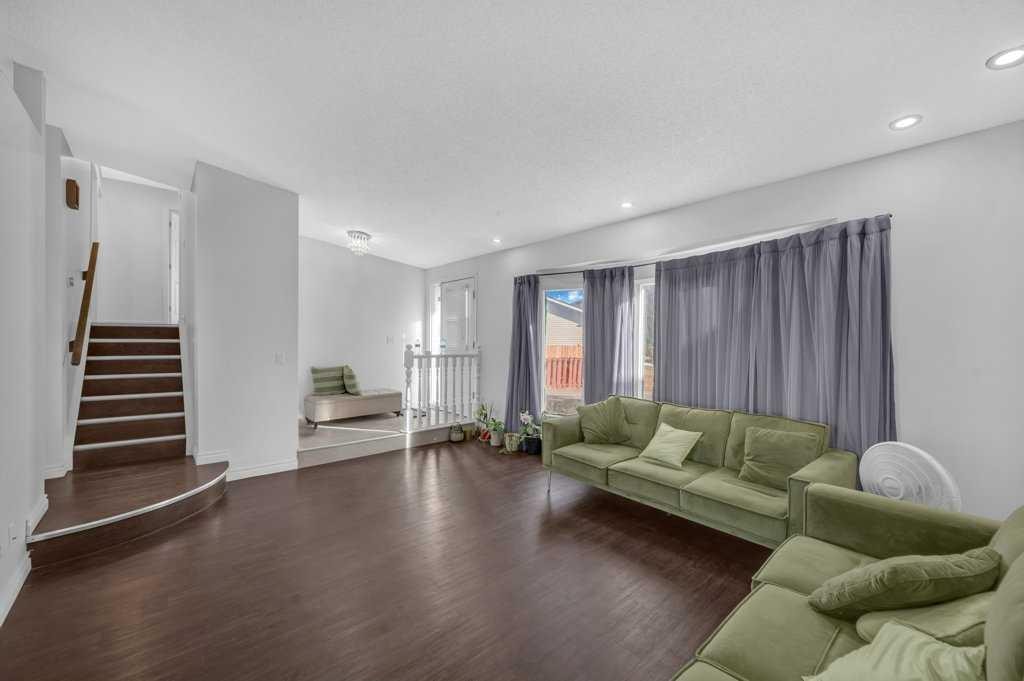 64 Castledale Crescent Ne, Calgary, AB - Indoor Photo Showing Living Room