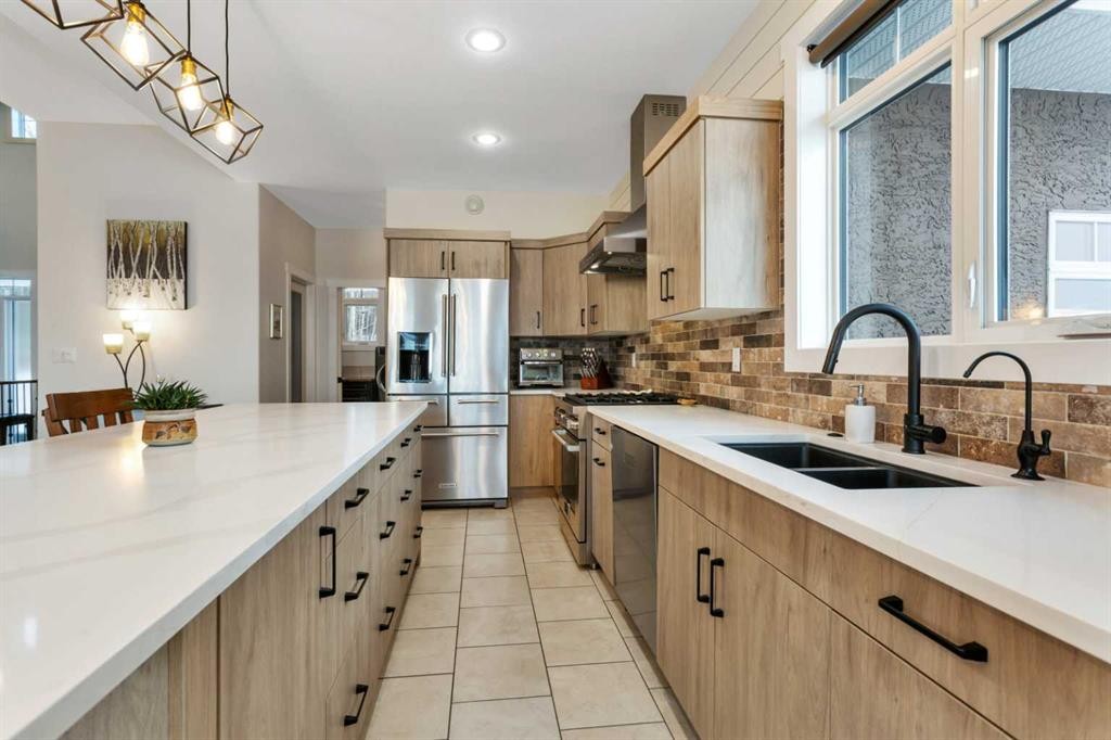 533 Birch Close, Birchcliff, AB - Indoor Photo Showing Kitchen With Double Sink With Upgraded Kitchen
