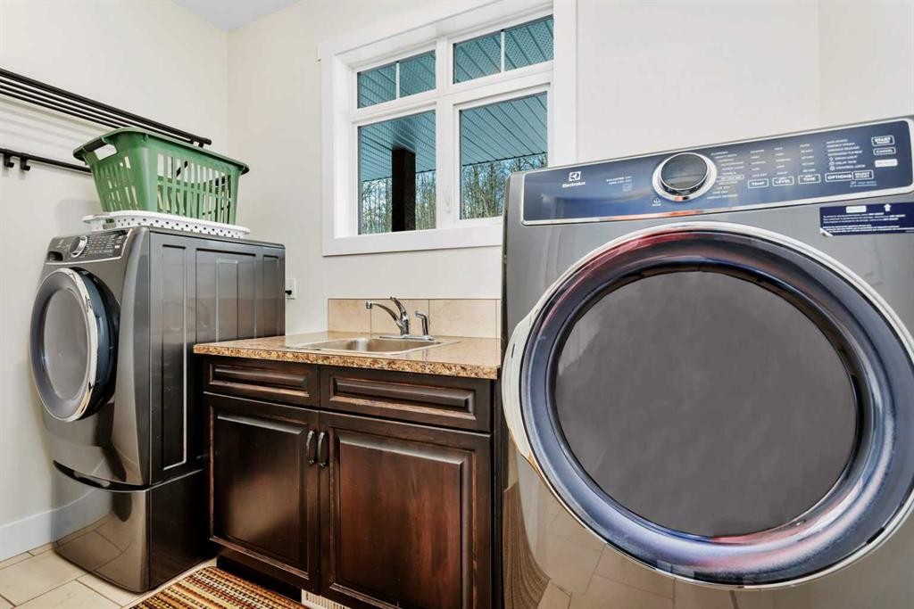 533 Birch Close, Birchcliff, AB - Indoor Photo Showing Laundry Room