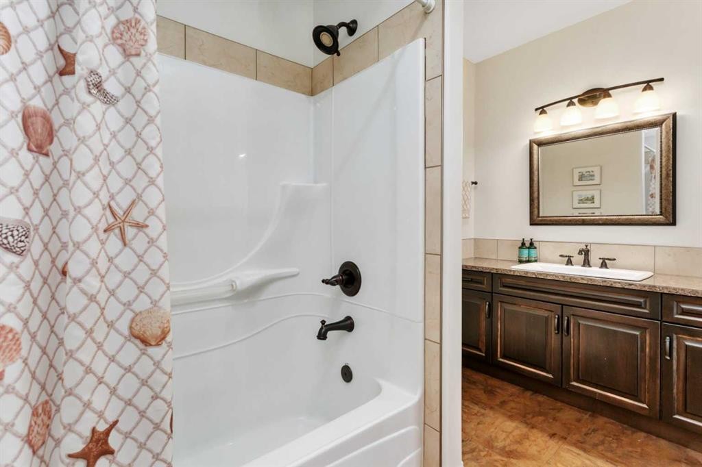 533 Birch Close, Birchcliff, AB - Indoor Photo Showing Bathroom