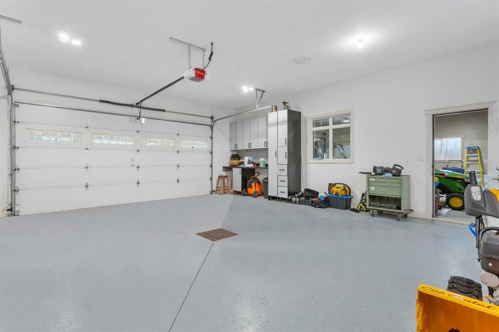 533 Birch Close, Birchcliff, AB - Indoor Photo Showing Garage