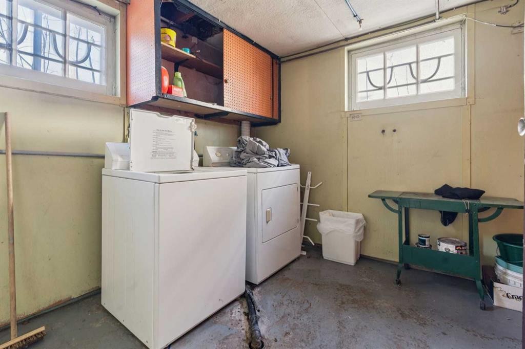 450 34 Avenue Nw, Calgary, AB - Indoor Photo Showing Laundry Room