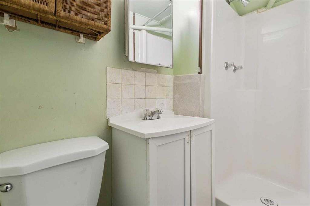 450 34 Avenue Nw, Calgary, AB - Indoor Photo Showing Bathroom