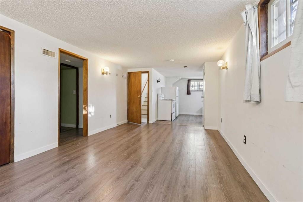 450 34 Avenue Nw, Calgary, AB - Indoor Photo Showing Other Room