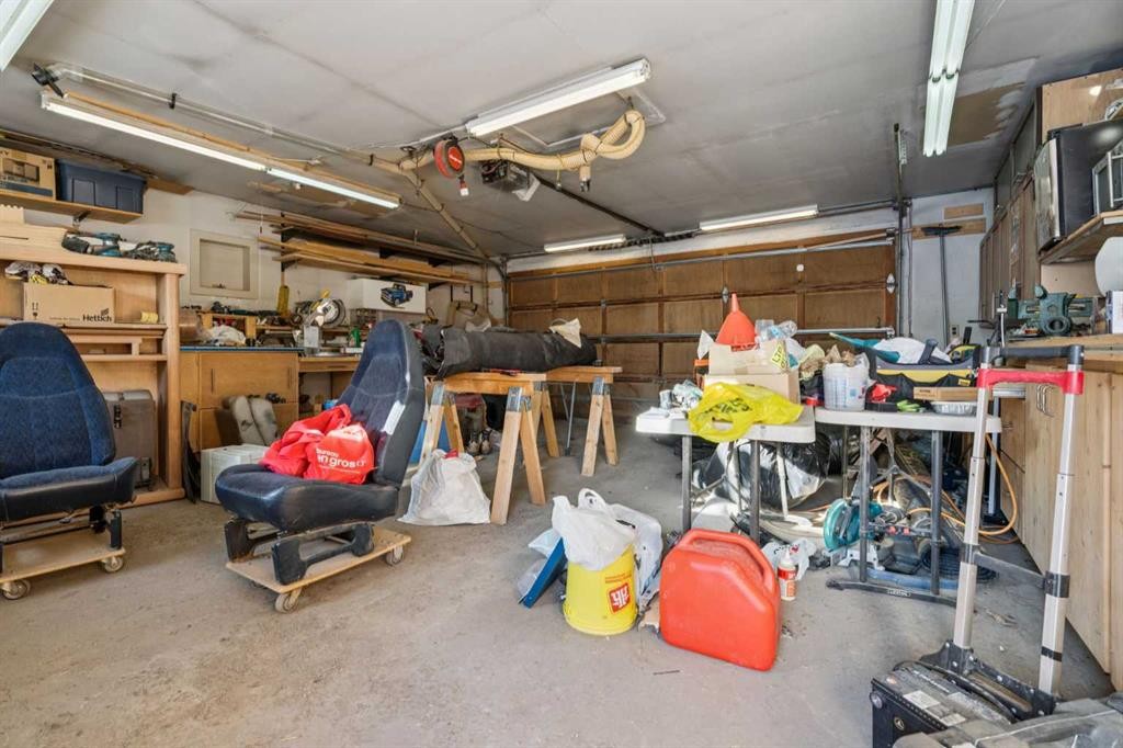 450 34 Avenue Nw, Calgary, AB - Indoor Photo Showing Garage