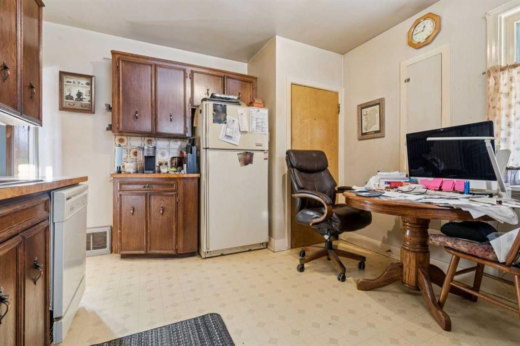 450 34 Avenue Nw, Calgary, AB - Indoor Photo Showing Other Room