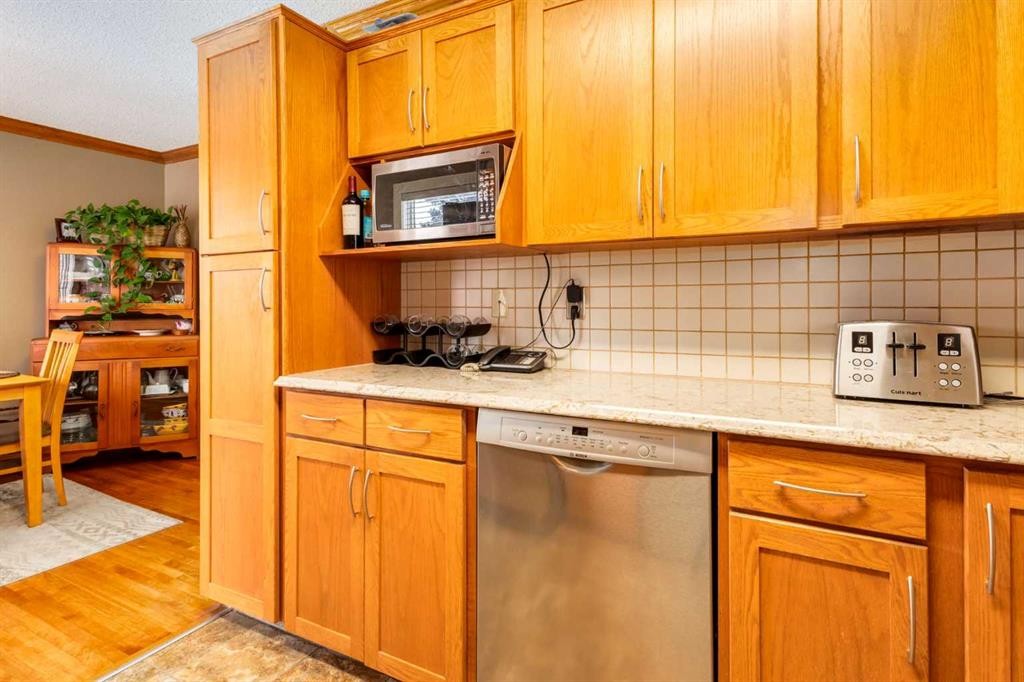21 Midridge Green Se, Calgary, AB - Indoor Photo Showing Kitchen