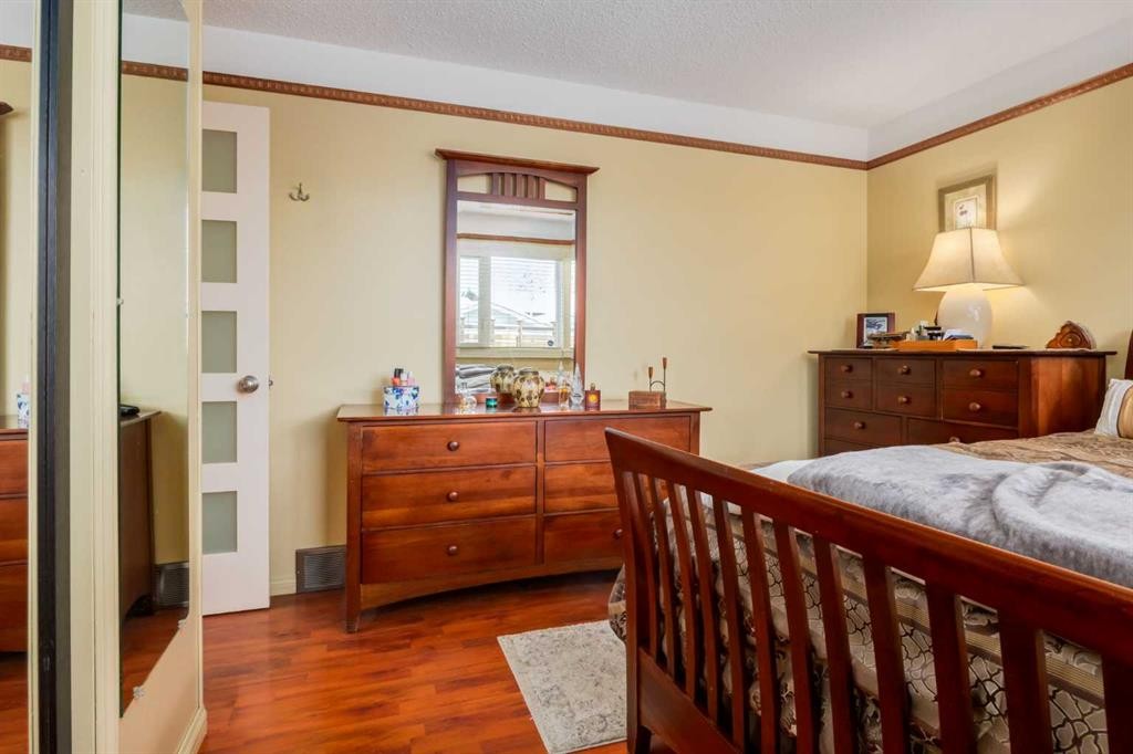 21 Midridge Green Se, Calgary, AB - Indoor Photo Showing Bedroom