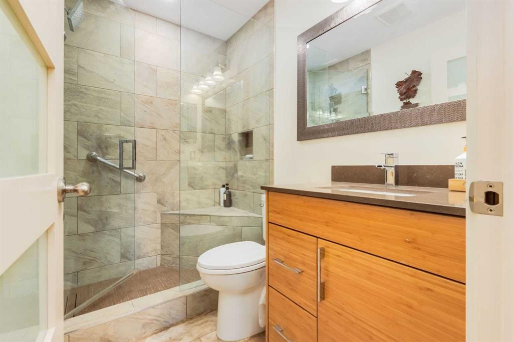 21 Midridge Green Se, Calgary, AB - Indoor Photo Showing Bathroom