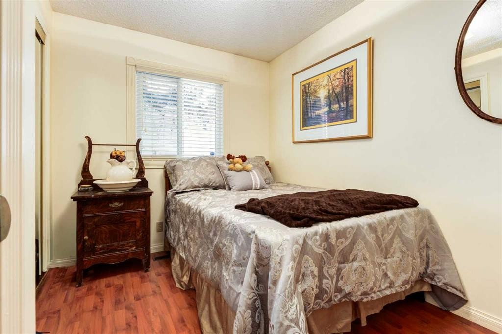 21 Midridge Green Se, Calgary, AB - Indoor Photo Showing Bedroom