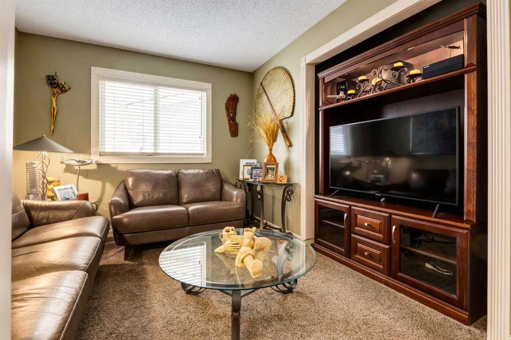 21 Midridge Green Se, Calgary, AB - Indoor Photo Showing Living Room