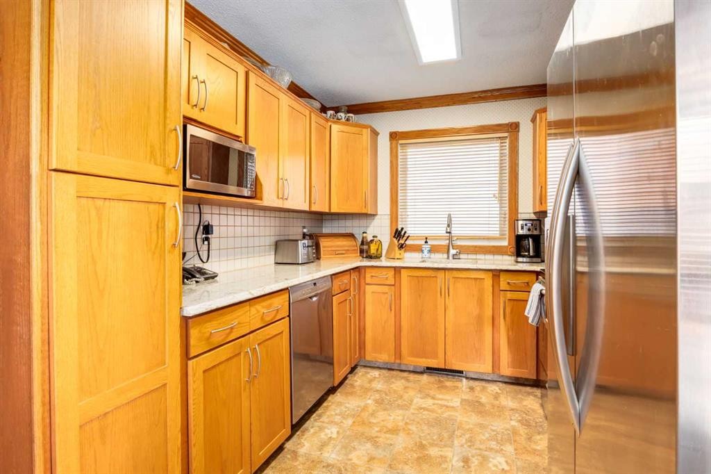 21 Midridge Green Se, Calgary, AB - Indoor Photo Showing Kitchen