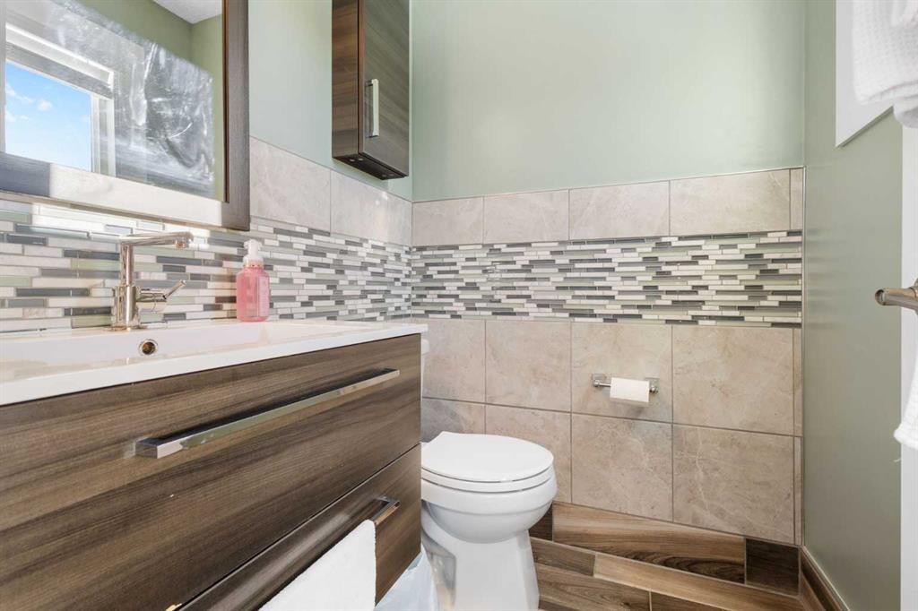 380 Maddock Crescent Ne, Calgary, AB - Indoor Photo Showing Bathroom