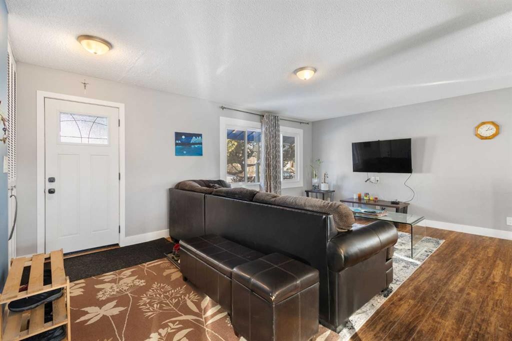 380 Maddock Crescent Ne, Calgary, AB - Indoor