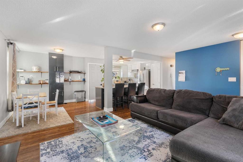 380 Maddock Crescent Ne, Calgary, AB - Indoor Photo Showing Living Room