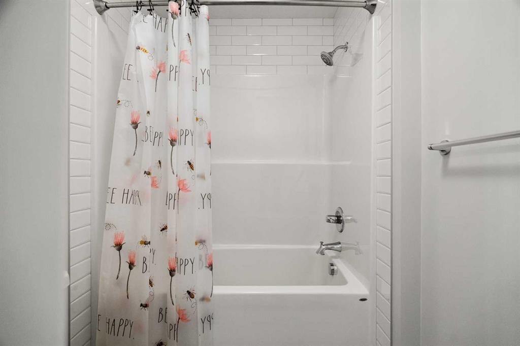 40 West Grove Link Sw, Calgary, AB - Indoor Photo Showing Bathroom