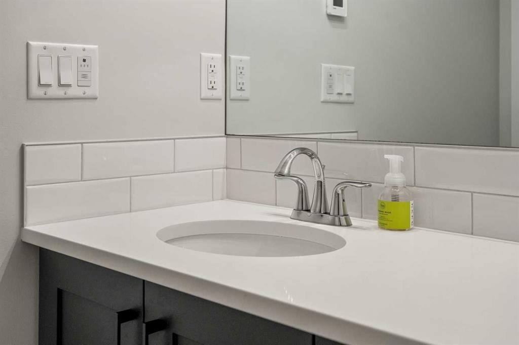40 West Grove Link Sw, Calgary, AB - Indoor Photo Showing Bathroom