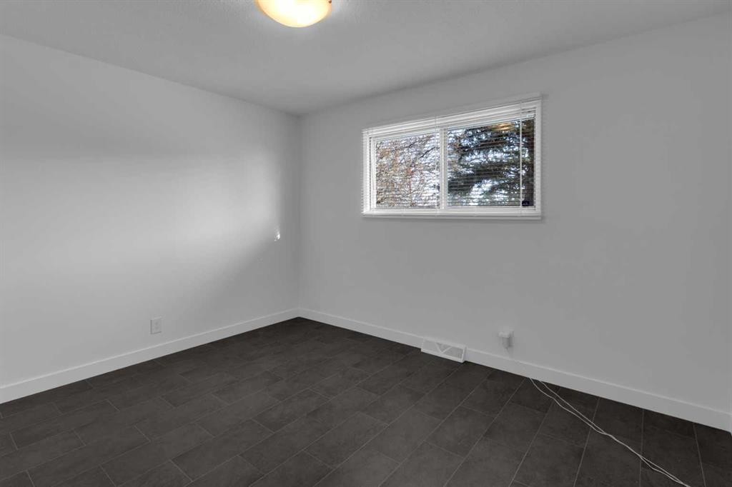 6312 Thorncliffe Drive Nw, Calgary, AB - Indoor Photo Showing Other Room