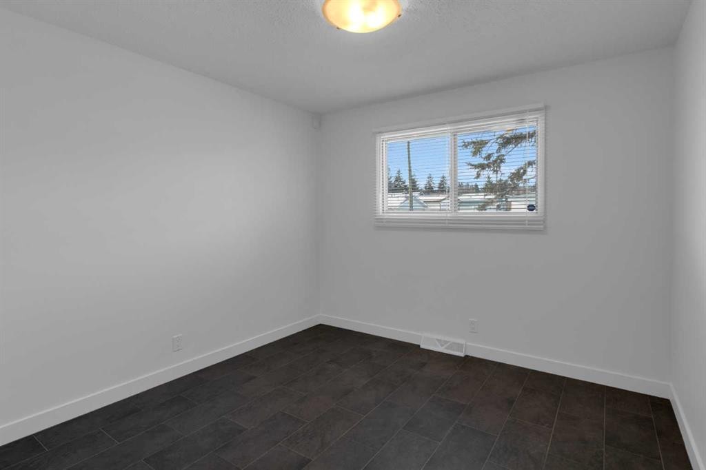 6312 Thorncliffe Drive Nw, Calgary, AB - Indoor Photo Showing Other Room