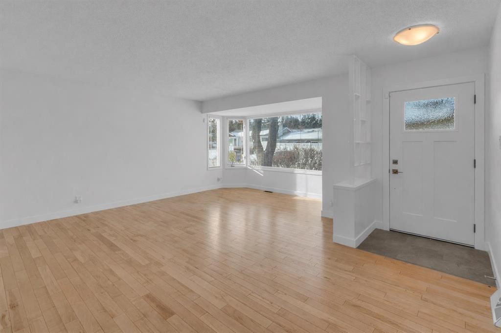 6312 Thorncliffe Drive Nw, Calgary, AB - Indoor Photo Showing Other Room