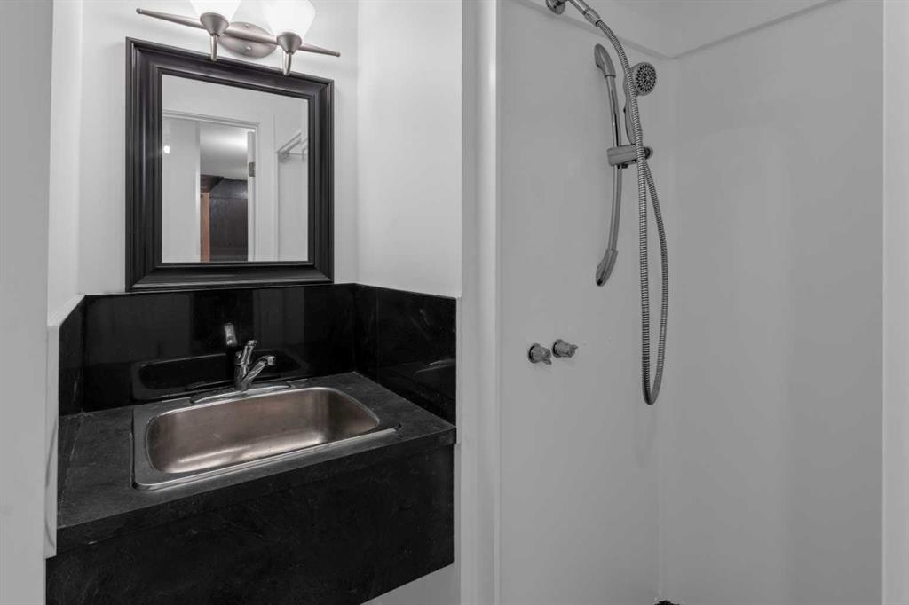 6312 Thorncliffe Drive Nw, Calgary, AB - Indoor Photo Showing Bathroom