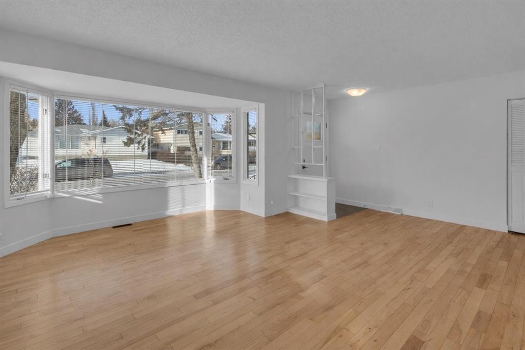 6312 Thorncliffe Drive Nw, Calgary, AB - Indoor Photo Showing Other Room